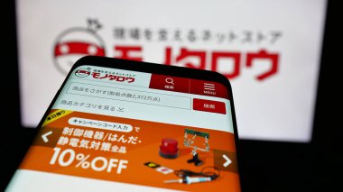 Stuttgart, Almanya - 12-05-2024: Japon e-ticaret şirketi MonotaRO Co. Ltd. nin web sitesi ile akıllı telefon iş logosu önünde ekranda. Telefon ekranının sol üst kısmına odaklan.