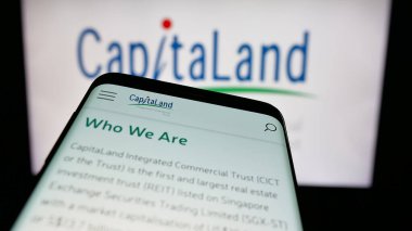 Stuttgart, Almanya - 12-05-2024: İş logosu önünde ekranda CapitaLand Integrated Commercial Trust (CICT) web sitesi bulunan cep telefonu. Telefon ekranının sol üst kısmına odaklan.