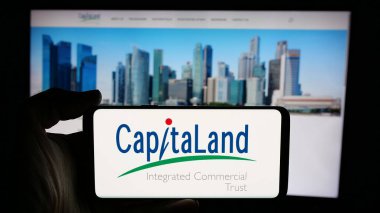 Stuttgart, Almanya - 12-05-2024: KapitaLand Integrated Commercial Trust (CICT) logosunun bulunduğu cep telefonu sahibi kişi iş sayfası önünde ekranda. Telefon ekranına odaklan.