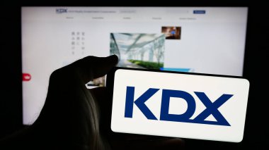 Stuttgart, Almanya - 12-05-2024: Japon şirketi KDX Realty Investment Corporation 'ın logosunun bulunduğu cep telefonu web sayfası önünde ekranda. Telefon ekranına odaklan.