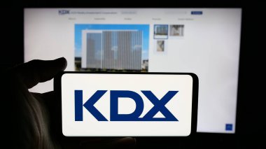 Stuttgart, Almanya - 12-05-2024: Japon şirketi KDX Realty Investment Corporation 'ın logosunun bulunduğu cep telefonu web sayfası önünde ekranda. Telefon ekranına odaklan.