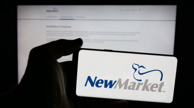 Stuttgart, Almanya - 12-06-2024: Amerikan kimya şirketi NewMarket Corporation 'ın logosu olan cep telefonu web sayfasının önünde ekranda. Telefon ekranına odaklan.