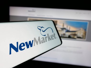 Stuttgart, Almanya - 12-06-2024: İnternet sitesi önünde ekranda ABD 'li kimya şirketi NewMarket Corporation' ın logosuna sahip akıllı telefon. Telefon ekranının merkez soluna odaklan.