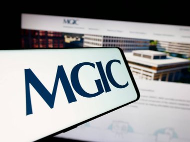 Stuttgart, Almanya - 12-06-2024: ABD 'li finans şirketi MGIC Investment Corporation' ın logolu cep telefonu web sitesinin önünde ekranda. Telefon ekranının merkez sağına odaklan.