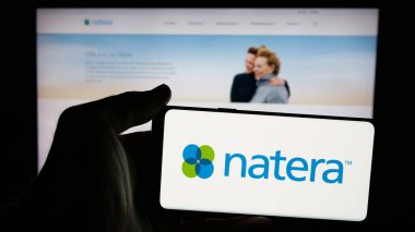 Stuttgart, Almanya - 12-06-2024: Üzerinde Amerikan genetik test şirketi Natera Inc. 'in logosu bulunan cep telefonu web sayfasının önünde. Telefon ekranına odaklan.