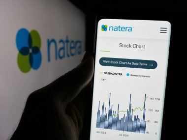 Stuttgart, Almanya - 12-06-2024: ABD 'li genetik test şirketi Natera Inc.' in web sayfası olan cep telefonu logosu önünde ekranda. Telefon ekranının merkezine odaklan.