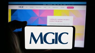 Stuttgart, Almanya - 12-06-2024: Amerikan finans şirketi MGIC Investment Corporation 'ın logosunun bulunduğu cep telefonu web sayfası önünde ekranda. Telefon ekranına odaklan.