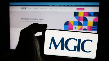 Stuttgart, Almanya - 12-06-2024: ABD 'li finans şirketi MGIC Investment Corporation' ın logosunun bulunduğu cep telefonu web sayfası önünde ekranda. Telefon ekranına odaklan.