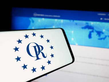 Stuttgart, Almanya - 12-09-2024: ABD 'li Old Republic International Corporation şirketinin logosuna sahip akıllı telefon web sitesinin önünde ekranda. Telefon ekranının merkez soluna odaklan.