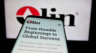 Stuttgart, Almanya - 12-09-2024: ABD 'li kimya şirketi Olin Corporation' ın web sitesi ile cep telefonu iş logosu önünde ekranda. Telefon ekranının sol üst kısmına odaklan.