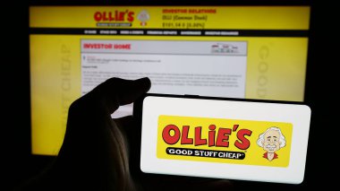 Stuttgart, Almanya - 12-09-2024: ABD 'li Ollie' s Bargain Outlet Holding Inc. şirketinin logosunun bulunduğu cep telefonu web sayfası önünde ekranda. Telefon ekranına odaklan.