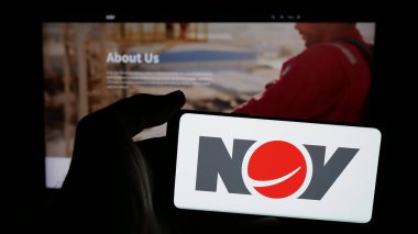 Stuttgart, Almanya - 12-09-2024: ABD 'li petrol şirketi NOV Inc.' in logosunun bulunduğu akıllı telefon web sitesinin önünde ekranda. Telefon ekranına odaklan.