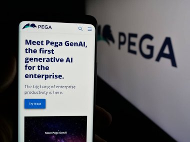 Stuttgart, Almanya - 12-11-2024: ABD 'li yazılım şirketi Pegasystems Inc. (Pega)' nin internet sayfası olan cep telefonu logonun önünde ekranda. Telefon ekranının merkezine odaklan.