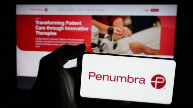 Stuttgart, Almanya - 12-11-2024: Amerikan tıbbi cihaz şirketi Penumbra Inc. 'nin logosunu taşıyan cep telefonu web sayfasının önünde. Telefon ekranına odaklan.
