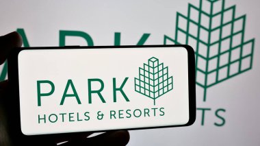 Stuttgart, Almanya - 12-11-2024: ABD 'li emlak şirketi Park Hotels Resorts Inc.' in logosunu elinde tutan kişi ekranda. Telefon ekranına odaklan.