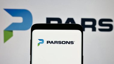 Stuttgart, Almanya - 12-11-2024: Ekranda ABD 'li mühendislik şirketi Parsons Corporation' ın logosunun bulunduğu cep telefonu. Telefon ekranına odaklan.