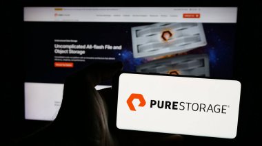 Stuttgart, Almanya - 12-13-2024: Amerikan yazılım şirketi Pure Storage Inc. 'in logosuna sahip cep telefonu web sayfasının önünde ekranda. Telefon ekranına odaklan.