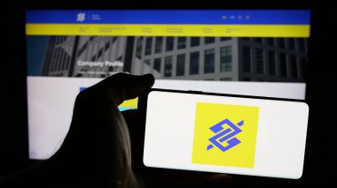 Stuttgart, Almanya - 12-13-2024: Brezilyalı bankacılık şirketi Banco do Brasil SA 'nın logosunun bulunduğu cep telefonu web sayfası önünde ekranda. Telefon ekranına odaklan.