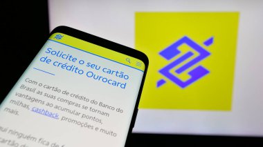 Stuttgart, Almanya - 12-13-2024: Brezilyalı bankacılık şirketi Banco do Brasil SA 'nın internet sitesi ile cep telefonu iş logosu önünde ekranda. Telefon ekranının sol üst kısmına odaklan.
