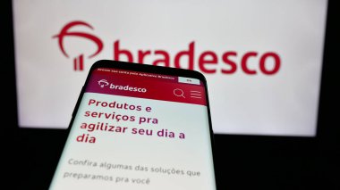 Stuttgart, Almanya - 12-13-2024: Brezilyalı bankacılık şirketi Banco Bradesco SA 'nın web sitesi ile birlikte iş logosu önünde cep telefonu. Telefon ekranının sol üst kısmına odaklan.