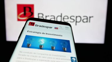 Stuttgart, Almanya - 12-13-2024: Brezilyalı holding şirketi Bradespar SA 'nın web sayfası iş logosu önünde ekranda. Telefon ekranının sol üst kısmına odaklan.
