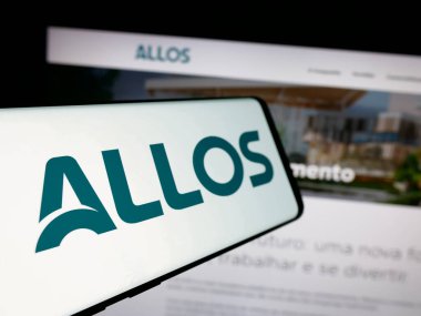 Stuttgart, Almanya - 12-13-2024: Brezilyalı emlak geliştirme şirketi Allos SA 'nın logosuna sahip akıllı telefon web sitesinin önünde ekranda. Telefon ekranının merkez soluna odaklan.