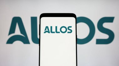 Stuttgart, Almanya - 12-13-2024: Brezilyalı emlak şirketi Allos SA 'nın logosunu içeren cep telefonu ekranda. Telefon ekranına odaklan.