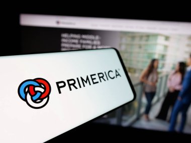 Stuttgart, Almanya - 12-13-2024: Ticari İnternet sitesi önünde ekranda Primerica Inc. 'in logosuna sahip akıllı telefon. Telefon ekranının soluna odaklan.