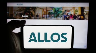 Stuttgart, Almanya - 12-13-2024: Brezilyalı emlak şirketi Allos SA 'nın logosunun bulunduğu cep telefonu web sayfası önünde ekranda. Telefon ekranına odaklan.