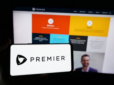 Stuttgart, Almanya - 12-13-2024: ABD 'li sağlık şirketi Premier Inc.' in logosunun bulunduğu akıllı telefon web sitesinin önünde ekranda. Telefon ekranına odaklan.