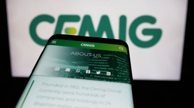 Stuttgart, Almanya - 12-16-2024: Logonun önünde Companhia Energetica de Minas Gerais SA (CEMIG) web sitesi bulunan cep telefonu. Telefon ekranının sol üst kısmına odaklan.