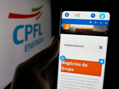 Stuttgart, Almanya - 12-16-2024: Brezilyalı enerji şirketi CPFL Energia SA 'nın internet sayfası olan cep telefonu logosu önünde ekranda. Telefon ekranının merkezine odaklan.