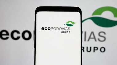 Stuttgart, Almanya - 12-16-2024: Ekranda EcoRodovias Infraestrutura e Logistica SA şirketinin logosuna sahip cep telefonu. Telefon ekranına odaklan.