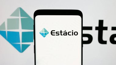 Stuttgart, Almanya - 12-16-2024: Brezilya eğitim şirketi Estacio SA 'nın logosuna sahip cep telefonu ekranda. Telefon ekranına odaklan.