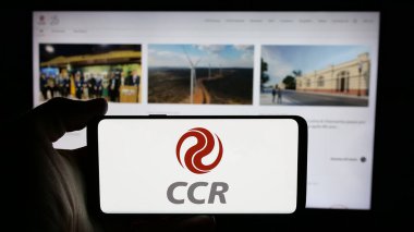 Stuttgart, Almanya - 12-16-2024: Companhia de Concessoes Rodoviarias SA (CCR) şirketinin logosunun bulunduğu cep telefonu web sayfası önünde. Telefon ekranına odaklan.