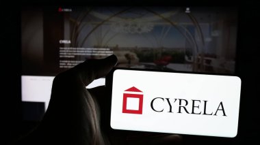 Stuttgart, Almanya - 12-16-2024: Brezilyalı şirket Cyrela Brazil Emlak SA 'nın logosunun bulunduğu cep telefonu web sayfası önünde ekranda. Telefon ekranına odaklan.