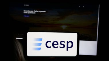 Stuttgart, Almanya - 12-16-2024: Companhia Energetica de Sao Paulo SA (CESP) şirketinin logosunun bulunduğu cep telefonu web sayfası önünde. Telefon ekranına odaklan.