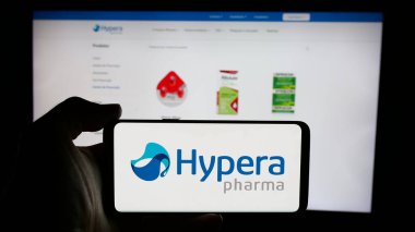 Stuttgart, Almanya - 12-18-2024: Brezilyalı ilaç şirketi Hypera SA 'nın logosunun bulunduğu cep telefonu iş sayfasının önünde ekranda. Telefon ekranına odaklan.
