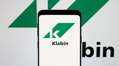 Stuttgart, Almanya - 12-18-2024: Ekranda Brezilyalı kağıt şirketi Klabin SA 'nın logosunun bulunduğu cep telefonu. Telefon ekranına odaklan.