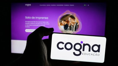 Stuttgart, Almanya - 12-18-2024: Brezilya eğitim şirketi Cogna Educacao SA 'nın logosunun bulunduğu cep telefonu web sayfası önünde ekranda. Telefon ekranına odaklan.