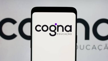 Stuttgart, Almanya - 12-18-2024: Brezilya eğitim şirketi Cogna Educacao SA 'nın logosuna sahip cep telefonu ekranda. Telefon ekranına odaklan.
