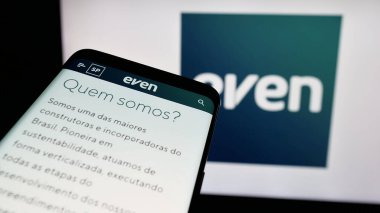 Stuttgart, Almanya - 12-18-2024: Even Construtora e Incorporadora SA şirketinin web siteli akıllı telefon iş logosu önünde ekranda. Telefon ekranının sol üst kısmına odaklan.