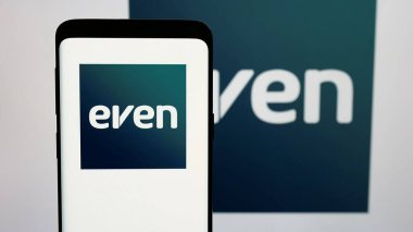 Stuttgart, Almanya - 12-18-2024: Ekranda Even Construtora e Incorporadora SA şirketinin logosunun bulunduğu cep telefonu. Telefon ekranına odaklan.