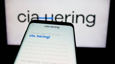 Stuttgart, Almanya - 12-18-2024: Brezilyalı giyim şirketi Cia 'nın web sitesiyle cep telefonu. İş logosu önünde SA ekranda. Telefon ekranının sol üst kısmına odaklan.