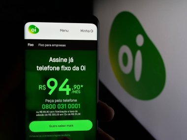 Stuttgart, Almanya - 12-19-2024: Brezilyalı telekomünikasyon şirketi Oi SA 'nın web sayfası ile akıllı telefon sahibi kişi logonun önünde ekranda. Telefon ekranının merkezine odaklan.