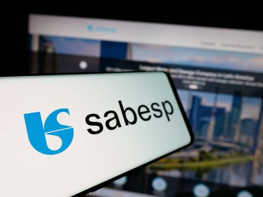 Stuttgart, Almanya - 12-19-2024: Brezilyalı atık yönetim şirketi Sabesp SA 'nın logosuna sahip akıllı telefon iş dünyasının web sitesinin önünde ekranda. Telefon ekranının soluna odaklan.