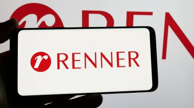 Stuttgart, Almanya - 12-19-2024: Ekranda Brezilyalı perakende şirketi Renner 'ın logosunu taşıyan kişi. Telefon ekranına odaklan.