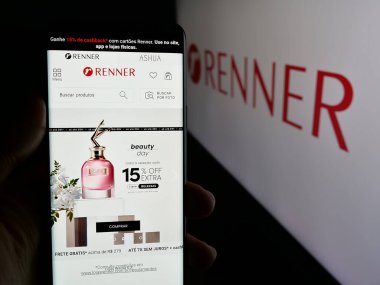 Stuttgart, Almanya - 12-19-2024: Brezilyalı perakende firması Renner 'ın web sayfası olan akıllı telefon sahibi kişi logonun önünde ekranda. Telefon ekranının merkezine odaklan.