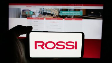 Stuttgart, Almanya - 12-19-2024: Brezilyalı emlak şirketi Rossi Residencial SA 'nın logosunun bulunduğu cep telefonu web sayfası önünde ekranda. Telefon ekranına odaklan.