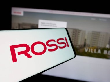 Stuttgart, Almanya - 12-19-2024: Brezilyalı emlak şirketi Rossi Residencial SA 'nın logosuna sahip cep telefonu web sitesinin önünde ekranda. Telefon ekranının merkez soluna odaklan.